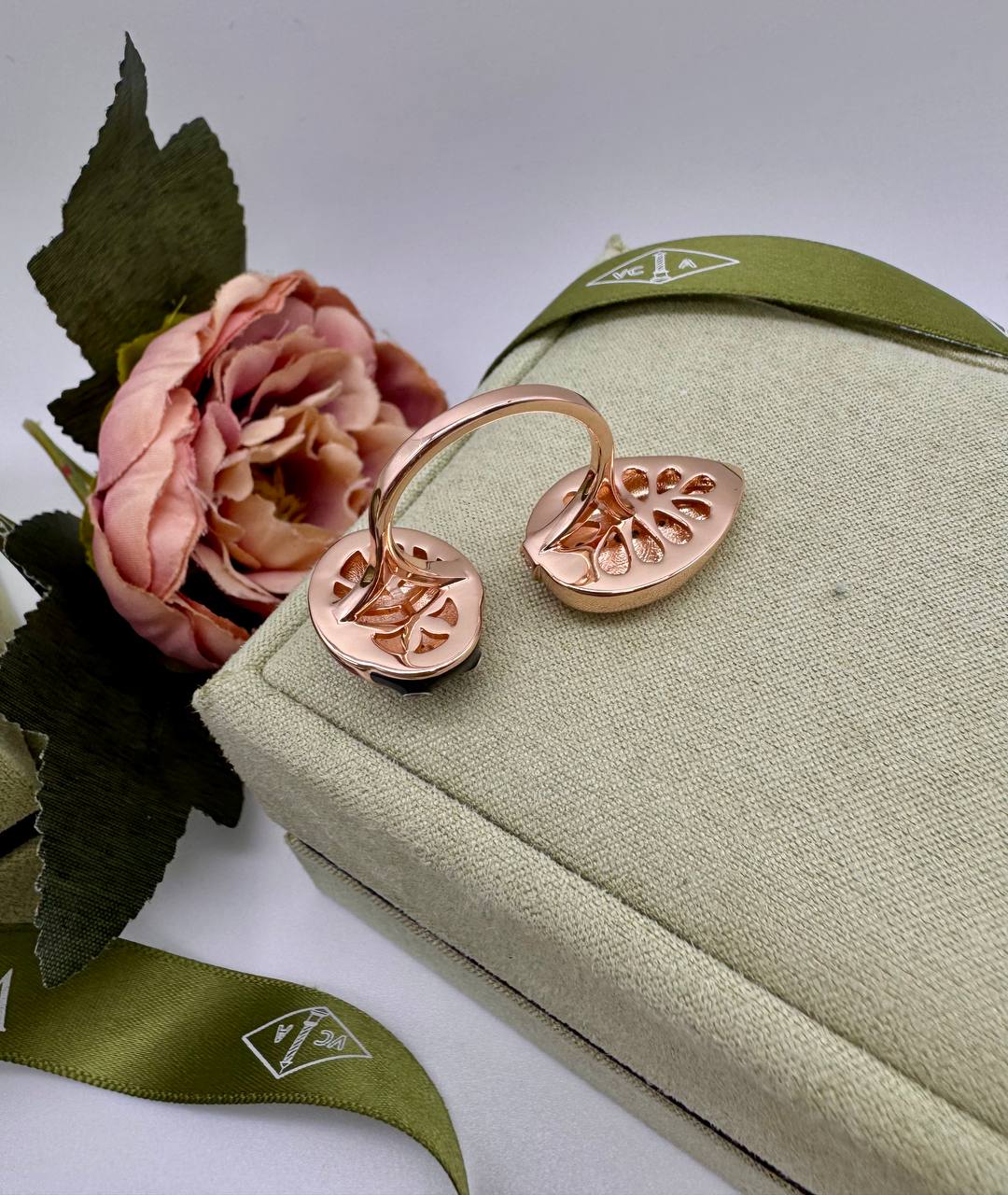 Фото Кольцо Van Cleef & Arpels Lucky Spring S16447