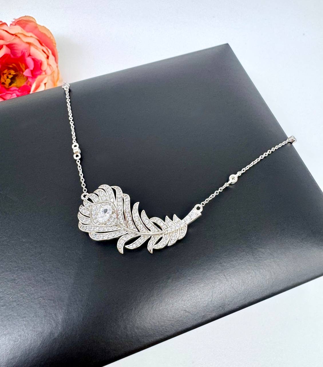 Фото Колье Boucheron Plume De Paon S16584
