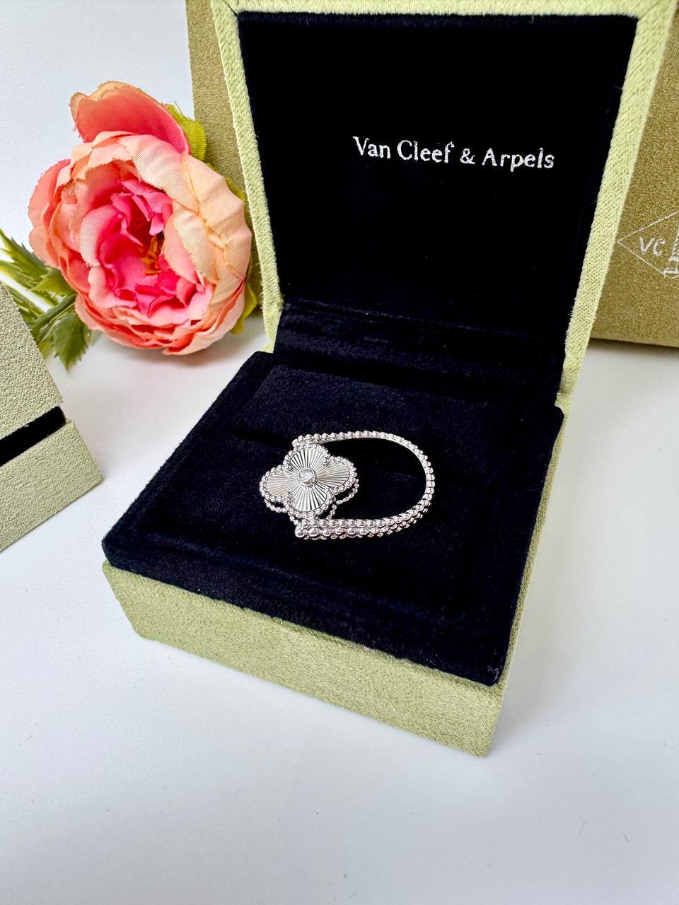 Фото Кольцо Van Cleef & Arpels Vintage Alhambra B5809