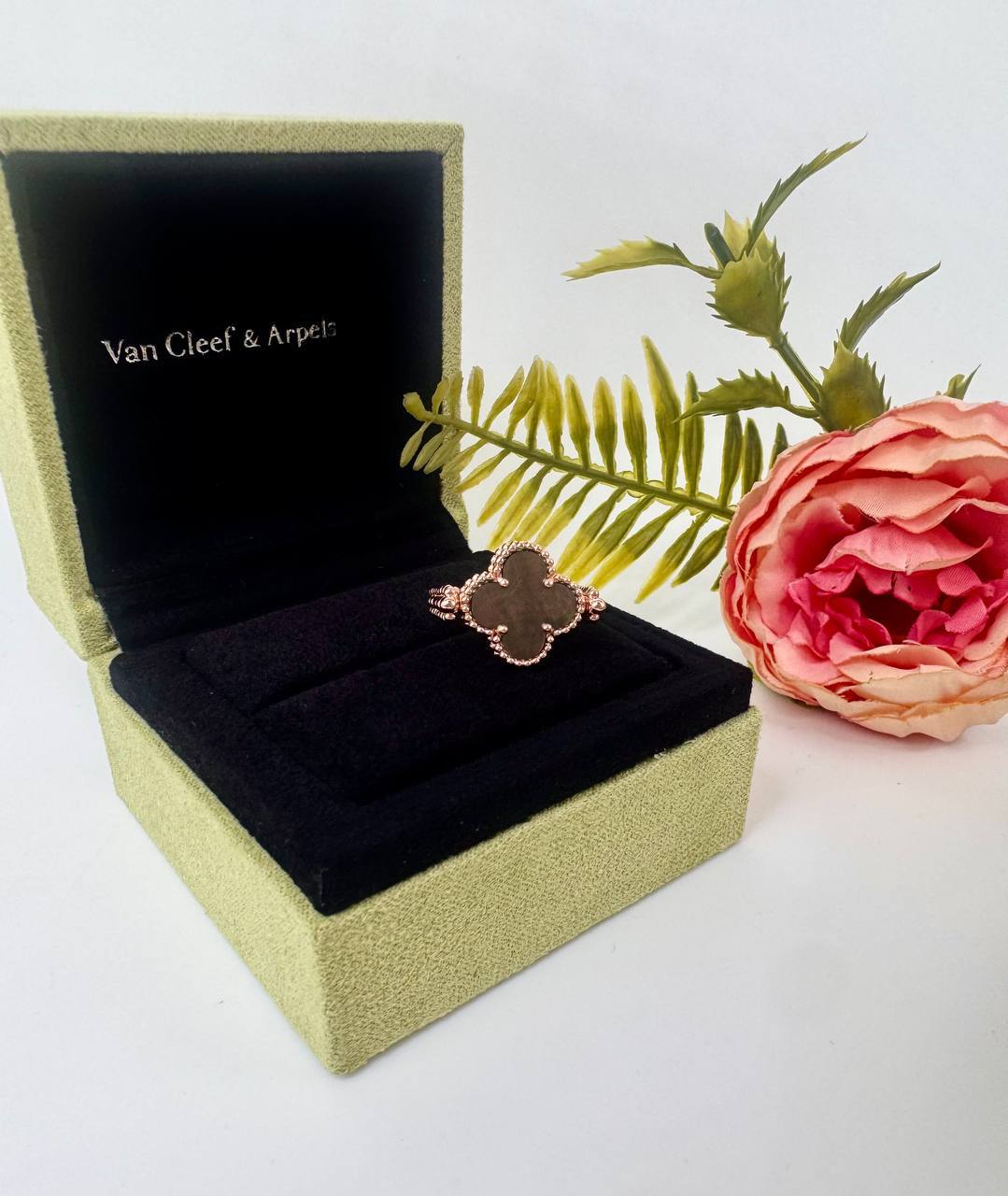 Фото Кольцо Van Cleef & Arpels Vintage Alhambra B5813